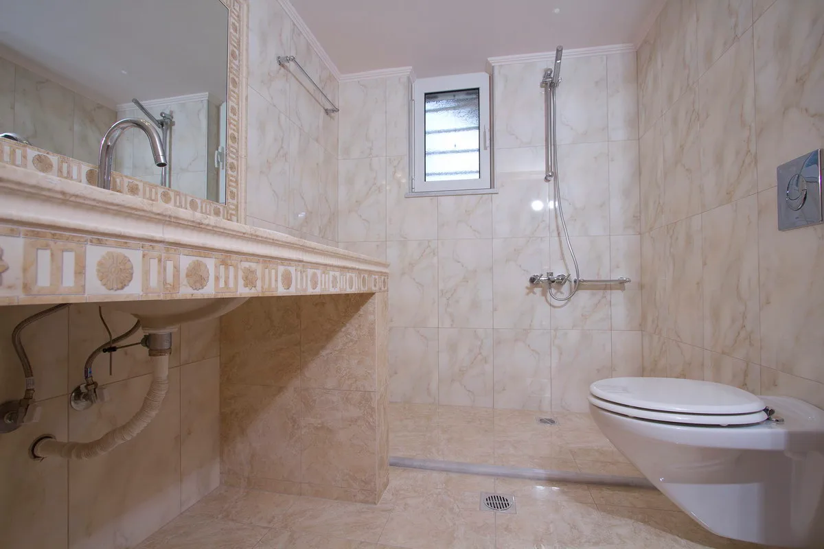 Modern bathroom at Kolymvari Mews
